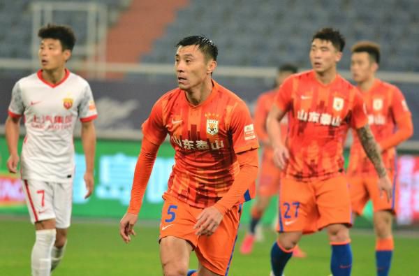 ”纳瓦斯2019年从皇马以1500万欧转会费加盟巴黎，加盟至今出战108场比赛，丢掉87球，完成50场零封。